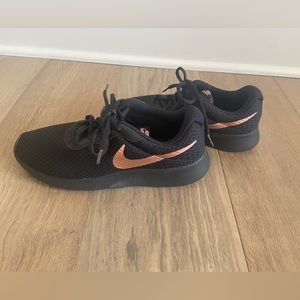 Women’s Nike Tanjun black running shoes sz 8